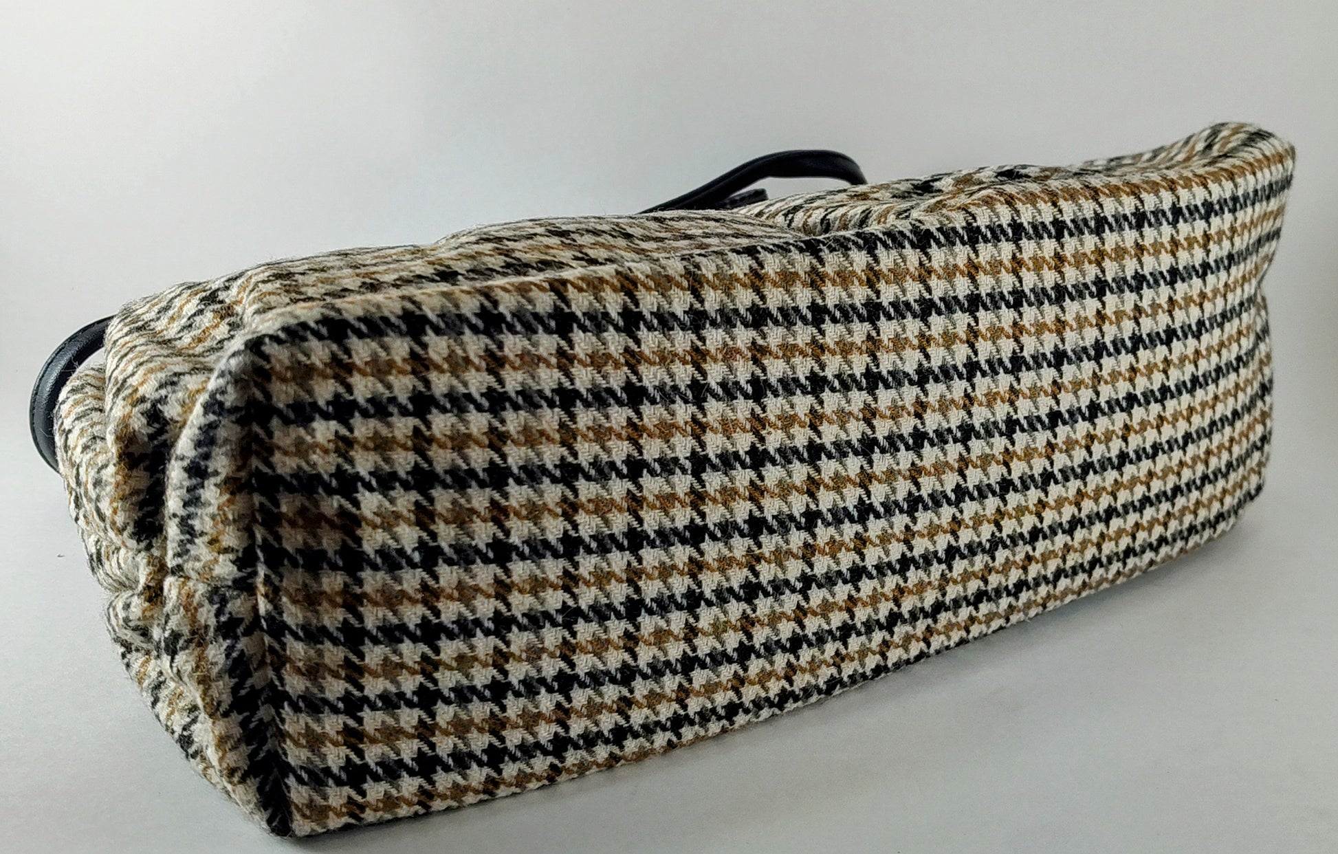 Houndstooth Hustle Crossbody—Classic Style with a Sassy Twist P 115 - Danisak